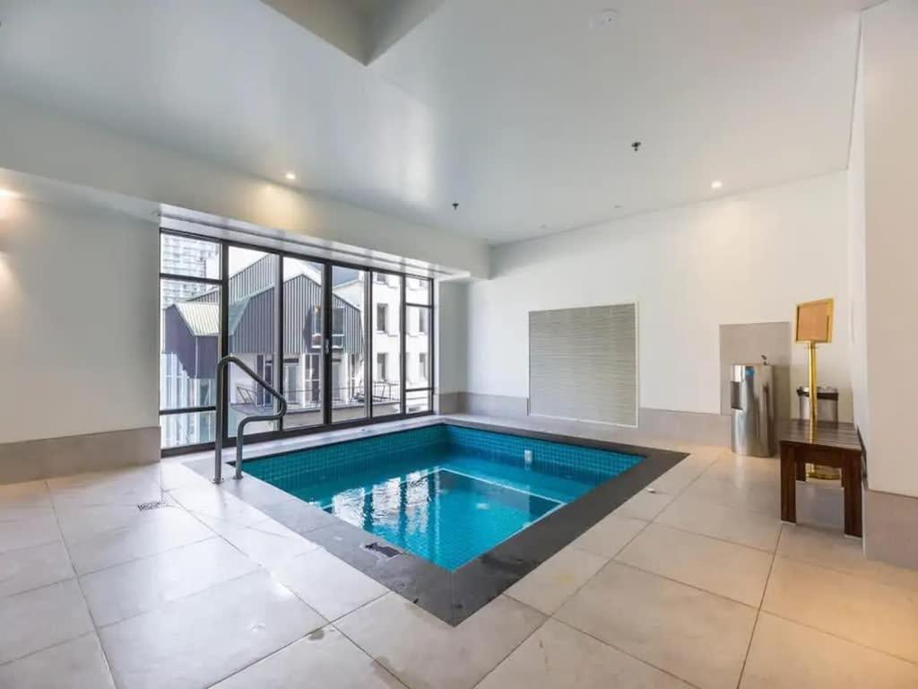 Bright One Bedroom Beauty With Balcony And Unbeatable Views Оукланд Екстериор снимка