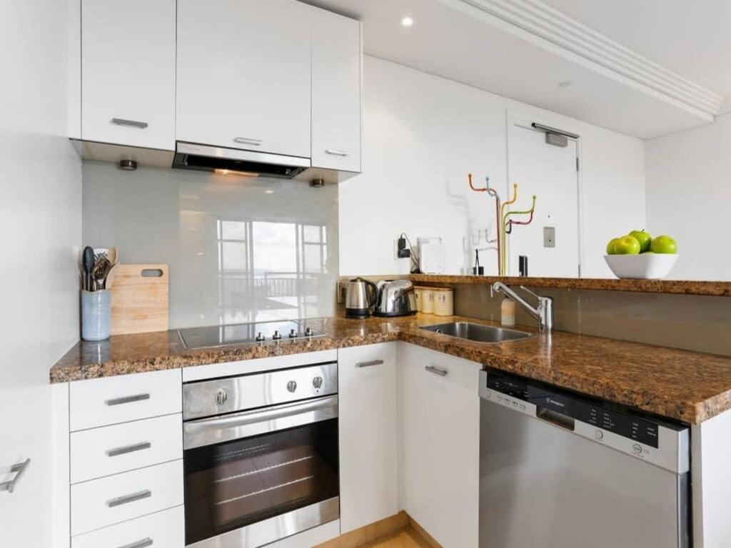 Bright One Bedroom Beauty With Balcony And Unbeatable Views Оукланд Екстериор снимка
