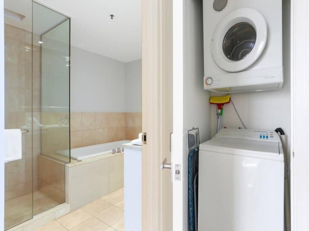 Bright One Bedroom Beauty With Balcony And Unbeatable Views Оукланд Екстериор снимка