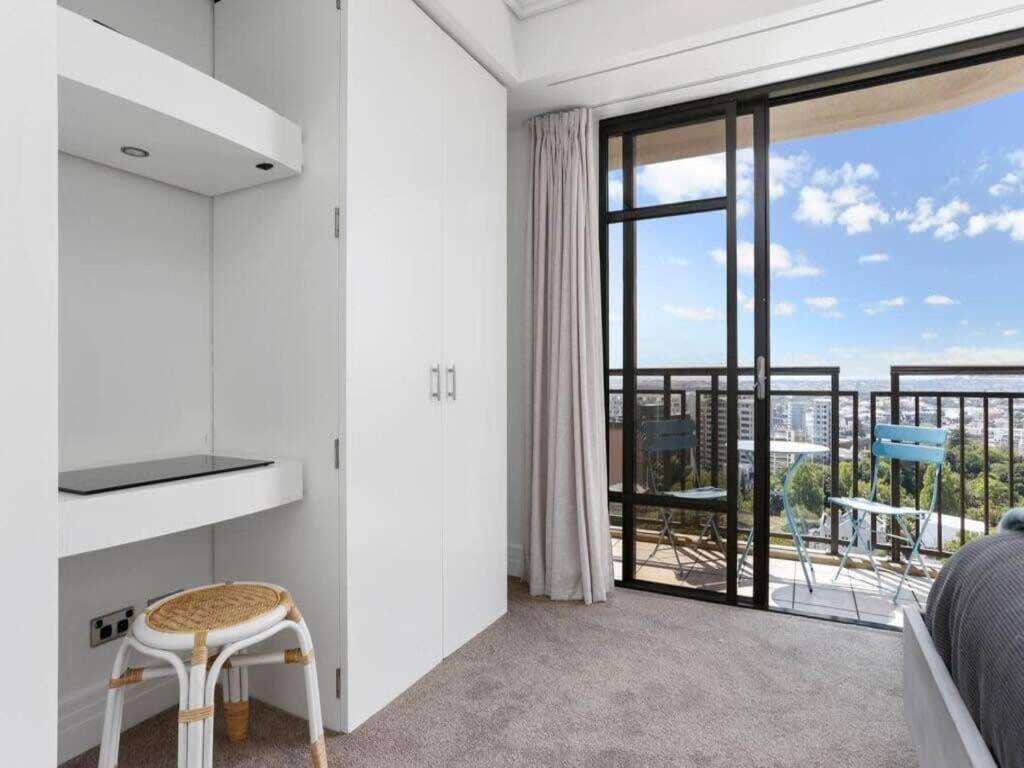 Bright One Bedroom Beauty With Balcony And Unbeatable Views Оукланд Екстериор снимка