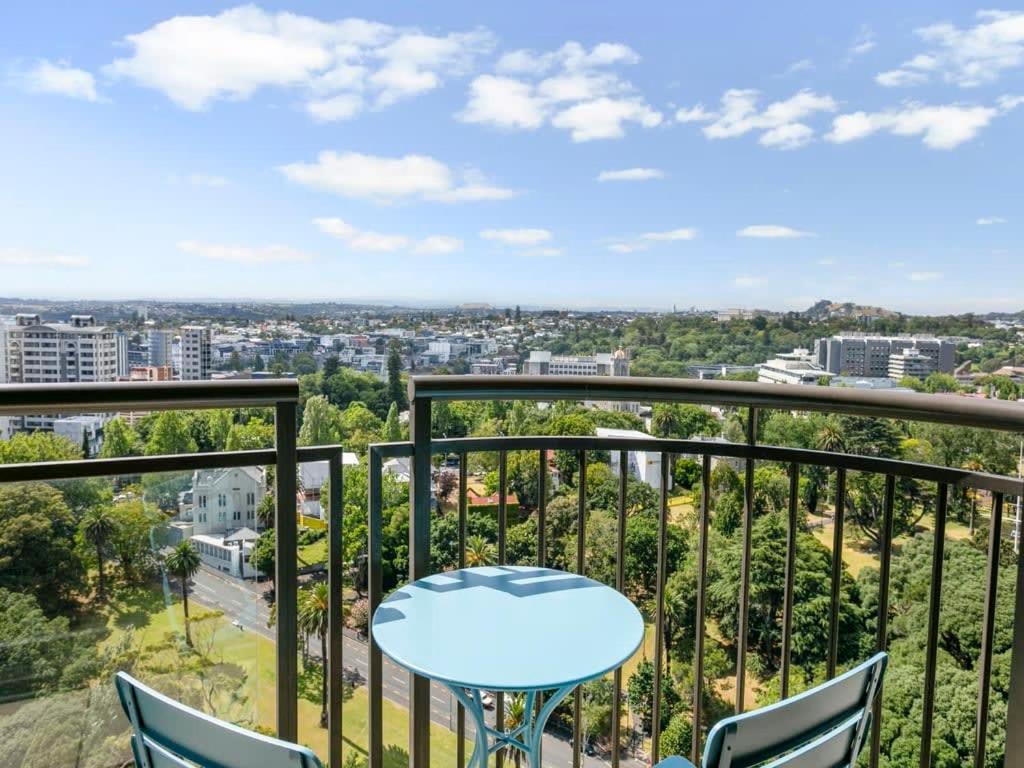 Bright One Bedroom Beauty With Balcony And Unbeatable Views Оукланд Екстериор снимка