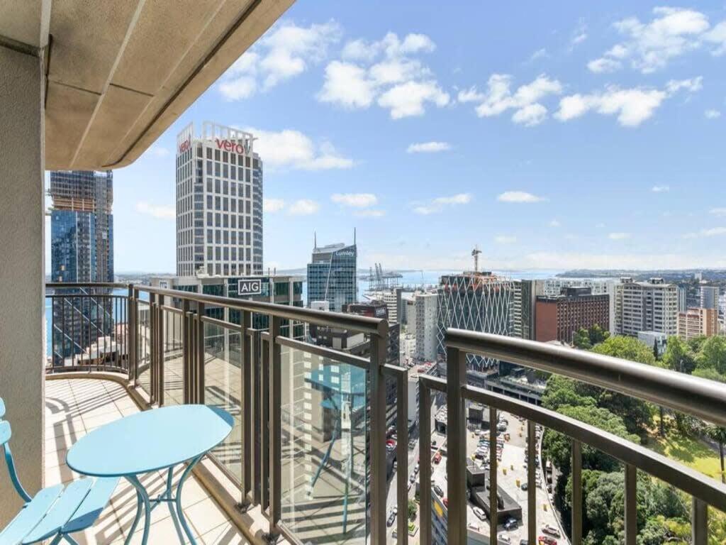 Bright One Bedroom Beauty With Balcony And Unbeatable Views Оукланд Екстериор снимка